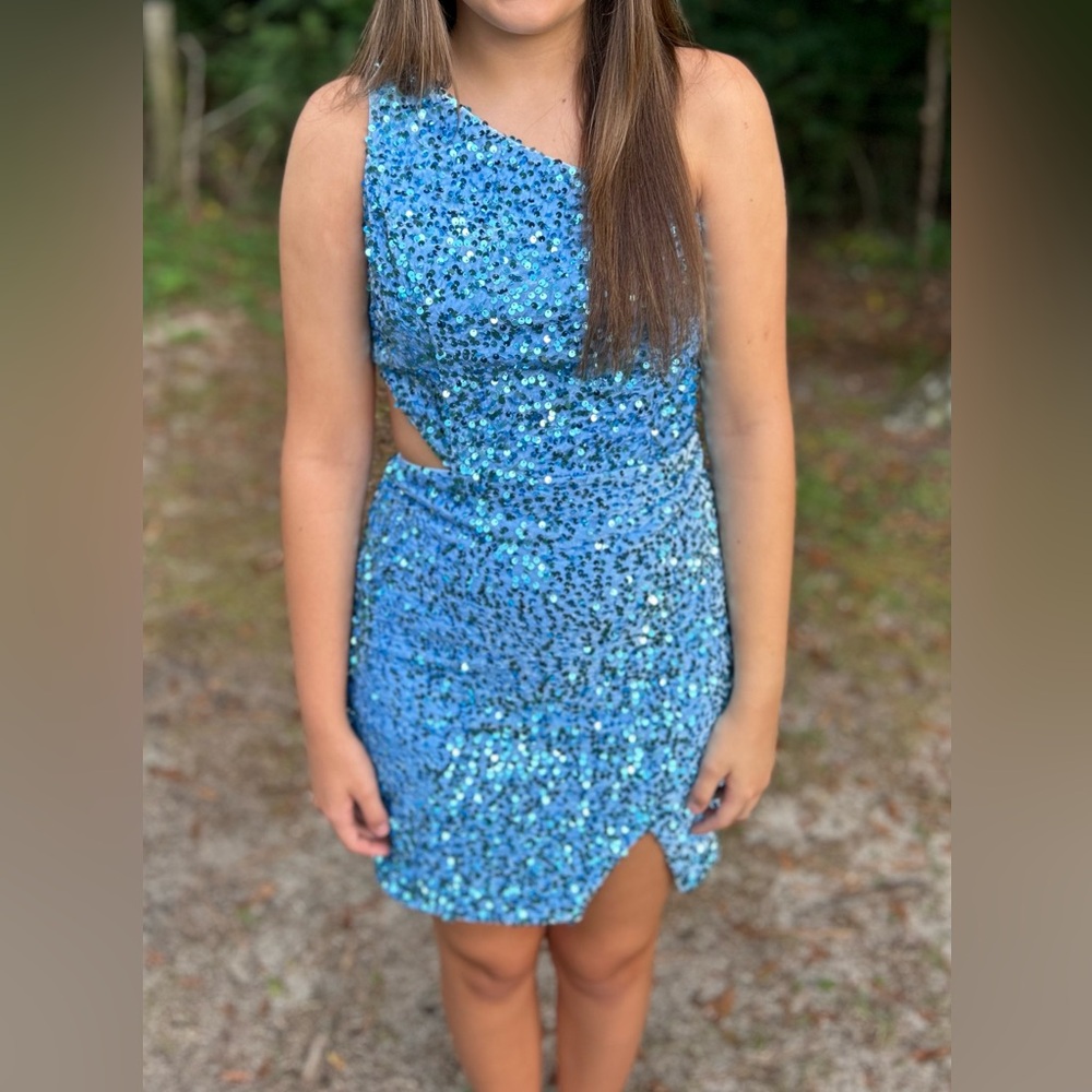 Light Blue Sequin Dress • Size 4
*Bridal Boutique*